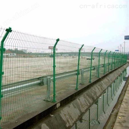双边丝护栏网、公路护栏网、折弯护栏网、围栏网 、圈地围网、绿防护网 浸塑护栏网