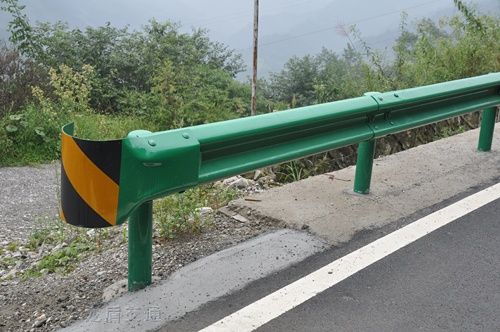 镀锌波形护栏板实物图