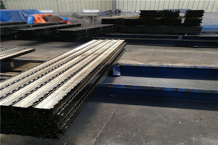 DJC型金属顶梁应在梁体侧面用油漆喷涂出型号、规格、厂标和出厂年份标志,字符大小视部件尺寸而定 DJC型金属顶梁应在梁体侧面用油漆喷涂出型号、规格、厂标和出厂年份标志,字符大小视部件尺寸而定