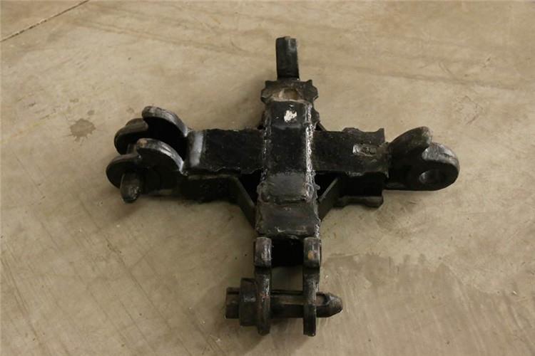 使用润滑油可以确保十字金属顶梁在长时间的运行过程中,降低它和齿轮之间的摩擦,有利于减少设备的磨损情况 使用润滑油可以确保十字金属顶梁在长时间的运行过程中,降低它和齿轮之间的摩擦,有利于减少设备的磨损情况