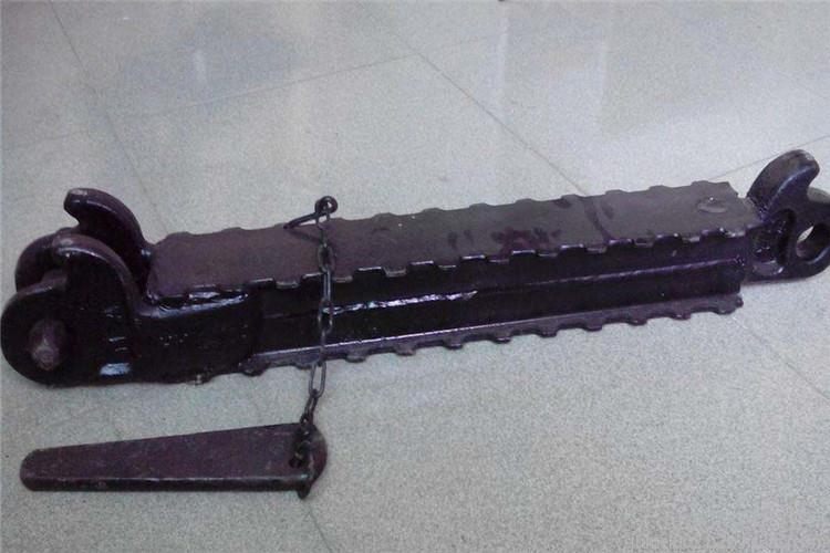 十字铰接顶梁能实现悬臂支护，使煤壁与支柱间有较大的无支护空间，为实现采煤一般机械化提供了条件