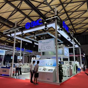 用户在使用SMC电气比例阀时，如何预防过载和过压问题？